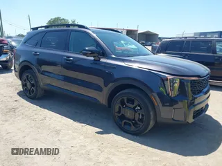 2025 Kia Sorento X-Line SX Prestige z VIN 5XYRKDJF5SG333500, wystawiony jako IAAI lot #42284751 z przebiegiem 8 733 mil mil oraz . Historia ofert i sprzedaży dostępna na DreamBid. Obrazek 1.