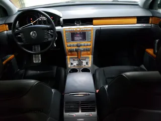 2004 Volkswagen Phaeton V8 z VIN WVWAF63D048011110, wystawiony jako Copart lot #66467834 z przebiegiem 138 229 mil mil oraz Tytuł czysty. Historia ofert i sprzedaży dostępna na DreamBid. Obrazek 8.