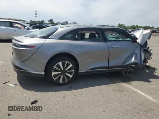 2023 Lucid Air Pure z VIN 50EA1PFA8PA007207, wystawiony jako Copart lot #61214904 z przebiegiem 2958 mil mil oraz Szkody całkowita. Historia ofert i sprzedaży dostępna na DreamBid. Obrazek 3.