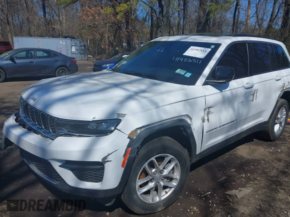 2024 Jeep Grand Cherokee Laredo z VIN 1C4RJHAG3RC179449, wystawiony jako IAAI lot #41982811 z przebiegiem 26 518 mil mil oraz . Historia ofert i sprzedaży dostępna na DreamBid. Obrazek 6.