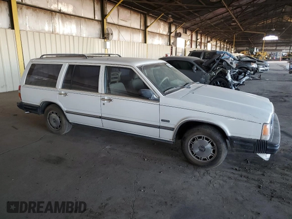 1986 Volvo 740 z VIN YV1FX8855G1054655, wystawiony jako Copart lot #85474964 z przebiegiem 613 550 mil mil oraz Czysty tytuł • Clean title. Historia ofert i sprzedaży dostępna na DreamBid. Obrazek 4.