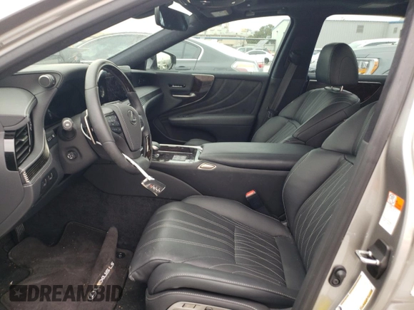2024 Lexus LS 500 z VIN JTHD51FF8R5020127, wystawiony jako Copart lot #57173835 z przebiegiem 5 020 mil mil oraz Szkoda całkowita • Salvage title. Historia ofert i sprzedaży dostępna na DreamBid. Obrazek 7.