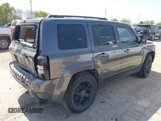 2015 Jeep Patriot Sport z VIN 1C4NJPBA4FD156481, wystawiony jako IAAI lot #41850132 z przebiegiem 240 186 mil mil oraz . Historia ofert i sprzedaży dostępna na DreamBid. Obrazek 4.