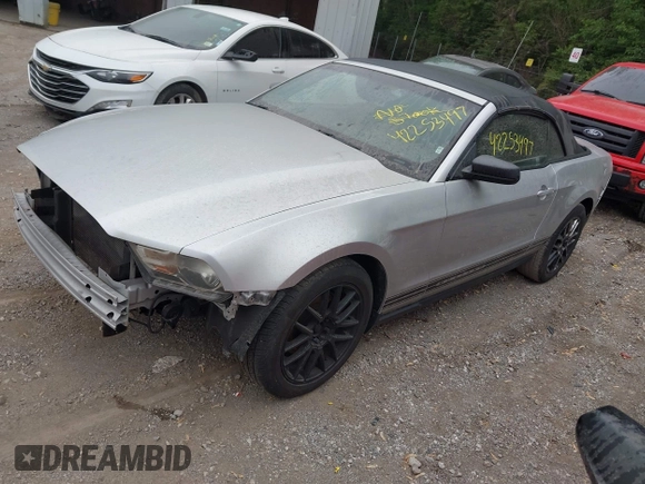 2012 Ford Mustang V6 z VIN 1ZVBP8EM4C5273218, wystawiony jako IAAI lot #42253497 z przebiegiem 175 676 mil mil oraz . Historia ofert i sprzedaży dostępna na DreamBid. Obrazek 2.