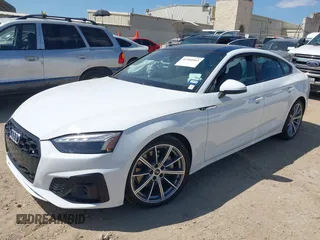 2025 Audi A5 Sportback S line Premium z VIN WAUDACF5XSA009799, wystawiony jako IAAI lot #42460461 z przebiegiem 13 011 mil mil oraz . Historia ofert i sprzedaży dostępna na DreamBid. Obrazek 2.