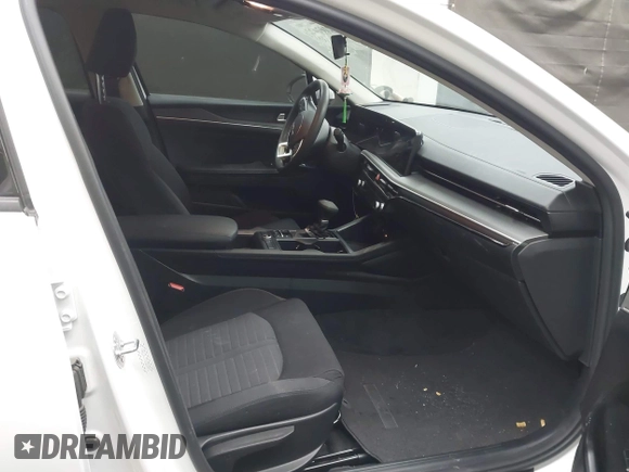 2025 Kia K5 LXS z VIN KNAG24J72S5284973, wystawiony jako IAAI lot #42162422 z przebiegiem 8 738 mil mil oraz . Historia ofert i sprzedaży dostępna na DreamBid. Obrazek 5.