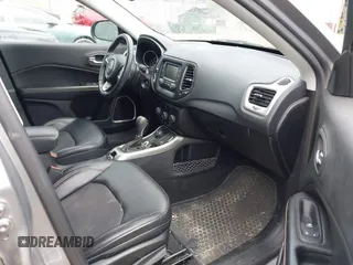 2017 Jeep Compass Latitude z VIN 3C4NJDBB8HT693164, wystawiony jako IAAI lot #42256210 z przebiegiem 52 130 mil mil oraz . Historia ofert i sprzedaży dostępna na DreamBid. Obrazek 5.