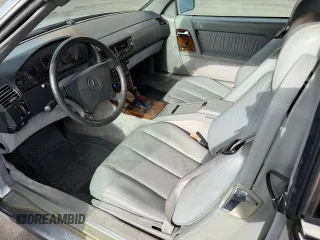 1994 Mercedes-Benz SL z VIN WDBFA63E0RF094472, wystawiony jako Copart lot #58923925 z przebiegiem 55 706 mil mil oraz Tytuł czysty. Historia ofert i sprzedaży dostępna na DreamBid. Obrazek 9.