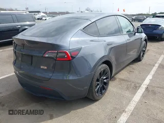 2021 Tesla Model Y Standard Range z VIN 5YJYGDED2MF118205, wystawiony jako IAAI lot #41785040 z przebiegiem 63 628 mil mil oraz . Historia ofert i sprzedaży dostępna na DreamBid. Obrazek 4.
