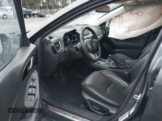 2016 Mazda 3 S Grand Touring z VIN JM1BM1N37G1351062, wystawiony jako IAAI lot #41573775 z przebiegiem 68 634 mil mil oraz . Historia ofert i sprzedaży dostępna na DreamBid. Obrazek 5.