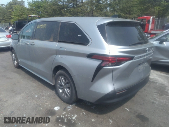 2021 Toyota Sienna LE with VIN 5TDKRKEC3MS029220, listed as a IAAI auction lot 36679138 with 60,424 mi miles. Bid and sale history available at carsss.com. Image 3.