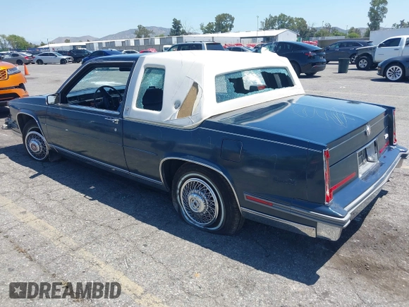1986 Cadillac DeVille z VIN 1G6CD4783G4204155, wystawiony jako IAAI lot #42229194 z przebiegiem 131 360 mil mil oraz . Historia ofert i sprzedaży dostępna na DreamBid. Obrazek 3.