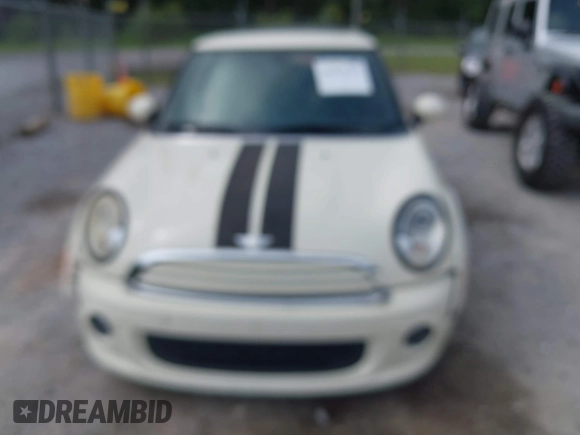 2011 MINI Hardtop z VIN WMWSU3C53BT182779, wystawiony jako IAAI lot #42278116 z przebiegiem 83 970 mil mil oraz . Historia ofert i sprzedaży dostępna na DreamBid. Obrazek 6.