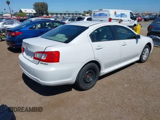 2010 Mitsubishi Galant ES z VIN 4A32B3FF7AE004192, wystawiony jako IAAI lot #42235309 z przebiegiem 101 188 mil mil oraz . Historia ofert i sprzedaży dostępna na DreamBid. Obrazek 4.