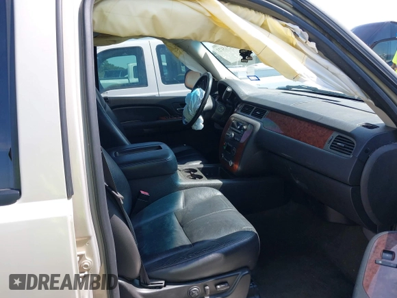 2008 Chevrolet Tahoe 1LT z VIN 1GNFC13008R125999, wystawiony jako IAAI lot #42315423 z przebiegiem 208 200 mil mil oraz . Historia ofert i sprzedaży dostępna na DreamBid. Obrazek 5.