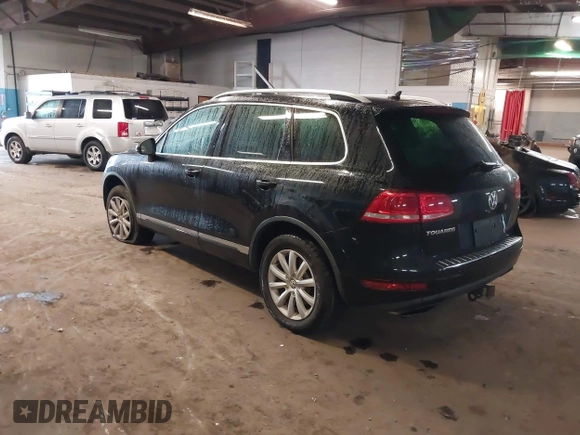 2011 Volkswagen Touareg Sport z VIN WVGFF9BP5BD001093, wystawiony jako IAAI lot #41916995 z przebiegiem 127 478 mil mil oraz . Historia ofert i sprzedaży dostępna na DreamBid. Obrazek 3.