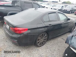 2018 BMW 5 Series 540i z VIN WBAJE5C5XJWA97667, wystawiony jako IAAI lot #41481362 z przebiegiem Nie podano mil oraz . Historia ofert i sprzedaży dostępna na DreamBid. Obrazek 4.