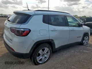 2022 Jeep Compass Latitude z VIN 3C4NJCBB0NT137906, wystawiony jako Copart lot #60041805 z przebiegiem 61 177 mil mil oraz Szkoda całkowita • Salvage title. Historia ofert i sprzedaży dostępna na DreamBid. Obrazek 3.