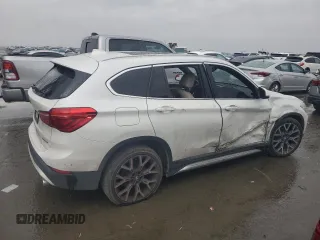 2022 BMW X1 xDrive28i z VIN WBXJG9C02N5V14574, wystawiony jako Copart lot #43834285 z przebiegiem 63 266 mil mil oraz Szkoda całkowita • Salvage title. Historia ofert i sprzedaży dostępna na DreamBid. Obrazek 3.