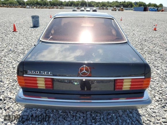 1988 Mercedes-Benz 560 z VIN WDBCA45D3JA417782, wystawiony jako Copart lot #57804865 z przebiegiem 148 888 mil mil oraz Czysty tytuł • Clean title. Historia ofert i sprzedaży dostępna na DreamBid. Obrazek 6.