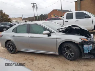 2024 Toyota Camry SE z VIN 4T1G11AK2RU211798, wystawiony jako IAAI lot #41613966 z przebiegiem 32 689 mil mil oraz . Historia ofert i sprzedaży dostępna na DreamBid. Obrazek 14.