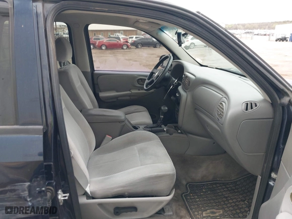 2009 Chevrolet TrailBlazer LT w/1LT with VIN 1GNDS33S992128577, listed as a IAAI auction lot 41912581 with 194,579 mi miles. Bid and sale history available at carsss.com. Image 5.