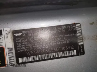 2011 MINI Clubman z VIN WMWZF3C56BT188312, wystawiony jako IAAI lot #41980882 z przebiegiem 143 669 mil mil oraz . Historia ofert i sprzedaży dostępna na DreamBid. Obrazek 9.