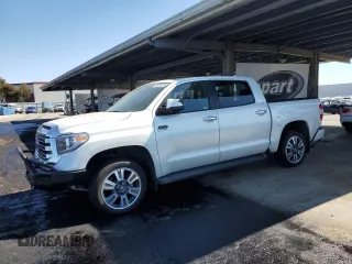 2021 Toyota Tundra Platinum z VIN 5TFAY5F14MX963197, wystawiony jako Copart lot #56002725 z przebiegiem 84 941 mil mil oraz Szkoda całkowita • Salvage title. Historia ofert i sprzedaży dostępna na DreamBid. Obrazek 1.