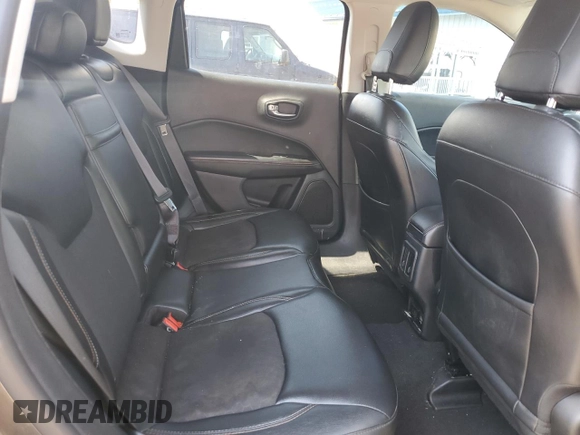 2018 Jeep Compass Latitude z VIN 3C4NJDBB5JT303871, wystawiony jako Copart lot #53881965 z przebiegiem 130 061 mil mil oraz Szkoda całkowita • Salvage title. Historia ofert i sprzedaży dostępna na DreamBid. Obrazek 11.