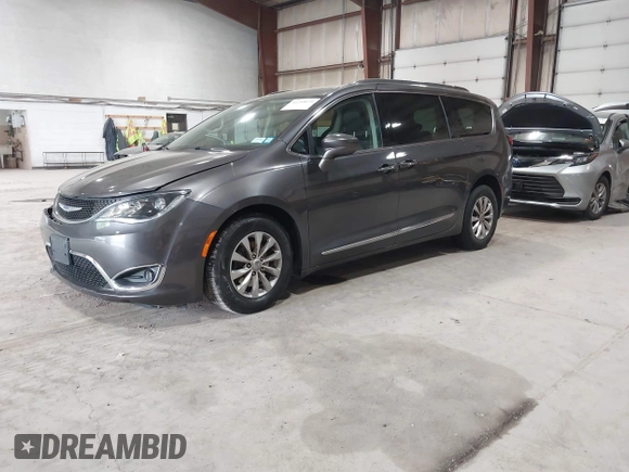 2018 Chrysler Pacifica Touring L z VIN 2C4RC1BG6JR352778, wystawiony jako IAAI lot #42244634 z przebiegiem 70 747 mil mil oraz . Historia ofert i sprzedaży dostępna na DreamBid. Obrazek 21.
