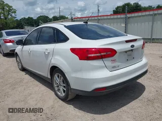 2017 Ford Focus SE z VIN 1FADP3F24HL207613, wystawiony jako IAAI lot #42596200 z przebiegiem 151 347 mil mil oraz . Historia ofert i sprzedaży dostępna na DreamBid. Obrazek 3.