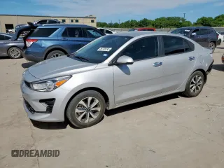 2023 Kia Rio S z VIN 3KPA24ADXPE529688, wystawiony jako Copart lot #56706595 z przebiegiem 18 640 mil mil oraz Szkody całkowita. Historia ofert i sprzedaży dostępna na DreamBid. Obrazek 1.