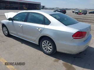 2015 Volkswagen Passat Limited Edition Edition z VIN 1VWAT7A3XFC015946, wystawiony jako IAAI lot #42060329 z przebiegiem 162 981 mil mil oraz . Historia ofert i sprzedaży dostępna na DreamBid. Obrazek 3.