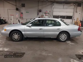 2002 Lincoln Continental z VIN 1LNHM97V62Y621823, wystawiony jako IAAI lot #42240992 z przebiegiem 131 977 mil mil oraz . Historia ofert i sprzedaży dostępna na DreamBid. Obrazek 12.
