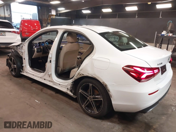 2021 Mercedes-Benz A 220 z VIN W1K3G4FB4MJ305001, wystawiony jako IAAI lot #41755631 z przebiegiem 74 322 mil mil oraz . Historia ofert i sprzedaży dostępna na DreamBid. Obrazek 3.