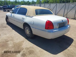 2006 Lincoln Town Car Ultimate L z VIN 1LNHM85W06Y606567, wystawiony jako IAAI lot #42085471 z przebiegiem 262 737 mil mil oraz . Historia ofert i sprzedaży dostępna na DreamBid. Obrazek 3.
