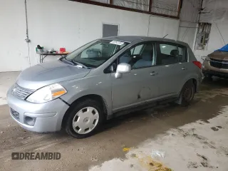 2009 Nissan Versa S z VIN 3N1BC13E59L499698, wystawiony jako Copart lot #58242235 z przebiegiem 169 239 mil mil oraz Czysty tytuł • Clean title. Historia ofert i sprzedaży dostępna na DreamBid. Obrazek 1.
