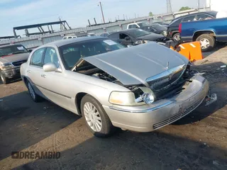 2005 Lincoln Town Car Signature z VIN 1LNHM81W25Y622466, wystawiony jako IAAI lot #42066816 z przebiegiem 74 702 mil mil oraz . Historia ofert i sprzedaży dostępna na DreamBid. Obrazek 1.
