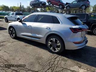 2022 Audi e-tron Premium Plus с VIN WA1LAAGE1NB026520, выставлен на аукционе Copart как лот 55696855 с пробегом 27 219 миль миль и Списание • Salvage title. История ставок и продаж доступна на DreamBid. Изображение 2.