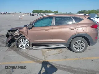 2017 Hyundai Tucson SE z VIN KM8J33A47HU485803, wystawiony jako IAAI lot #42269337 z przebiegiem 96 541 mil mil oraz . Historia ofert i sprzedaży dostępna na DreamBid. Obrazek 14.