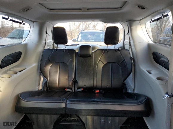 2018 Chrysler Pacifica Limited with VIN 2C4RC1GG4JR274106, listed as a Copart auction lot 45855675 with 84,884 mi miles and Salvage Title. Bid and sale history available at carsss.com. Image 10.