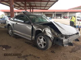 2002 Ford Mustang Standard z VIN 1FAFP40482F157569, wystawiony jako IAAI lot #42372535 z przebiegiem 76 944 mil mil oraz . Historia ofert i sprzedaży dostępna na DreamBid. Obrazek 1.