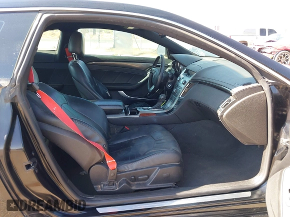 2012 Cadillac CTS z VIN 1G6DA1E30C0140824, wystawiony jako IAAI lot #42426732 z przebiegiem 132 697 mil mil oraz . Historia ofert i sprzedaży dostępna na DreamBid. Obrazek 5.