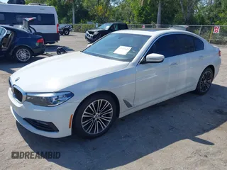 2018 BMW 5 Series 530i z VIN WBAJA5C53JG898590, wystawiony jako IAAI lot #42143629 z przebiegiem 135 111 mil mil oraz . Historia ofert i sprzedaży dostępna na DreamBid. Obrazek 2.