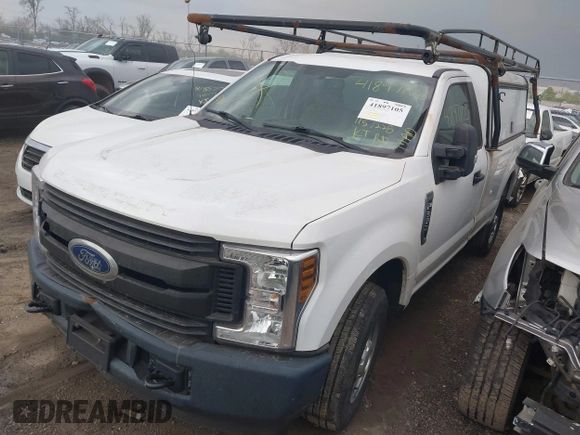 2018 Ford F-250 XL z VIN 1FTBF2A60JEC83073, wystawiony jako IAAI lot #41897105 z przebiegiem 115 228 mil mil oraz . Historia ofert i sprzedaży dostępna na DreamBid. Obrazek 17.