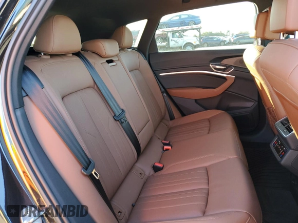 2022 Audi e-tron Premium z VIN WA1AAAGE3NB030477, wystawiony jako Copart lot #45118825 z przebiegiem 59 393 mil mil oraz Szkody całkowita. Historia ofert i sprzedaży dostępna na DreamBid. Obrazek 11.
