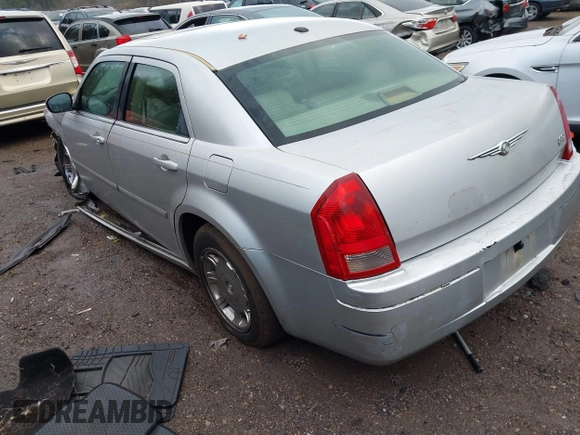 2006 Chrysler 300 Touring with VIN 2C3KA53G66H532518, listed as a IAAI auction lot 41356230 with 203,605 mi miles. Bid and sale history available at carsss.com. Image 3.