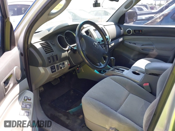 2005 Toyota Tacoma PreRunner z VIN 3TMJU62N75M001803, wystawiony jako IAAI lot #42329450 z przebiegiem 138 188 mil mil oraz . Historia ofert i sprzedaży dostępna na DreamBid. Obrazek 5.