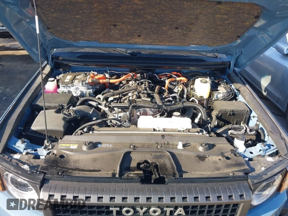 2024 Toyota Land Cruiser z VIN JTEABFAJ7RK003144, wystawiony jako IAAI lot #42040885 z przebiegiem 4 749 mil mil oraz . Historia ofert i sprzedaży dostępna na DreamBid. Obrazek 10.
