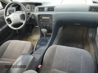 2000 Toyota Camry CE z VIN 4T1BG22K5YU936033, wystawiony jako Copart lot #57636215 z przebiegiem 242 889 mil mil oraz Szkoda całkowita • Salvage title. Historia ofert i sprzedaży dostępna na DreamBid. Obrazek 8.
